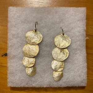 Brushes gold tiered clam shell earrings